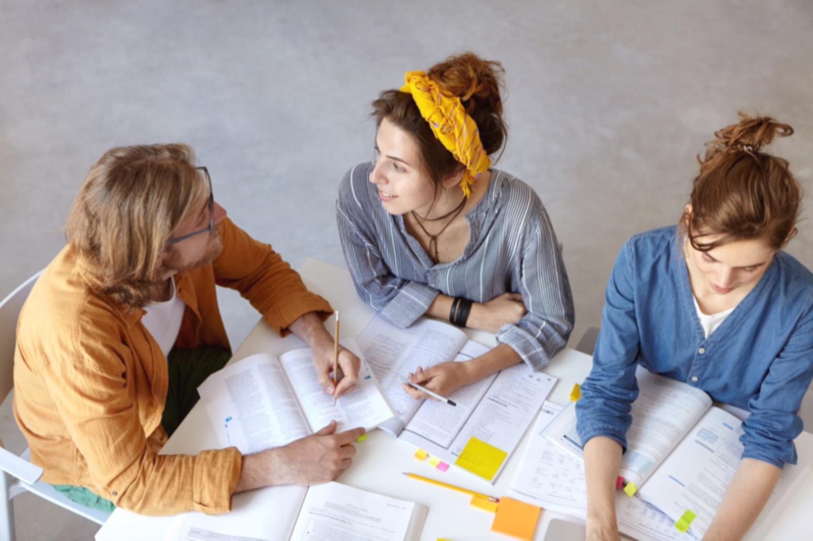 Finanzanalyse Arbeitsplatz mit Diagrammen und Berichten