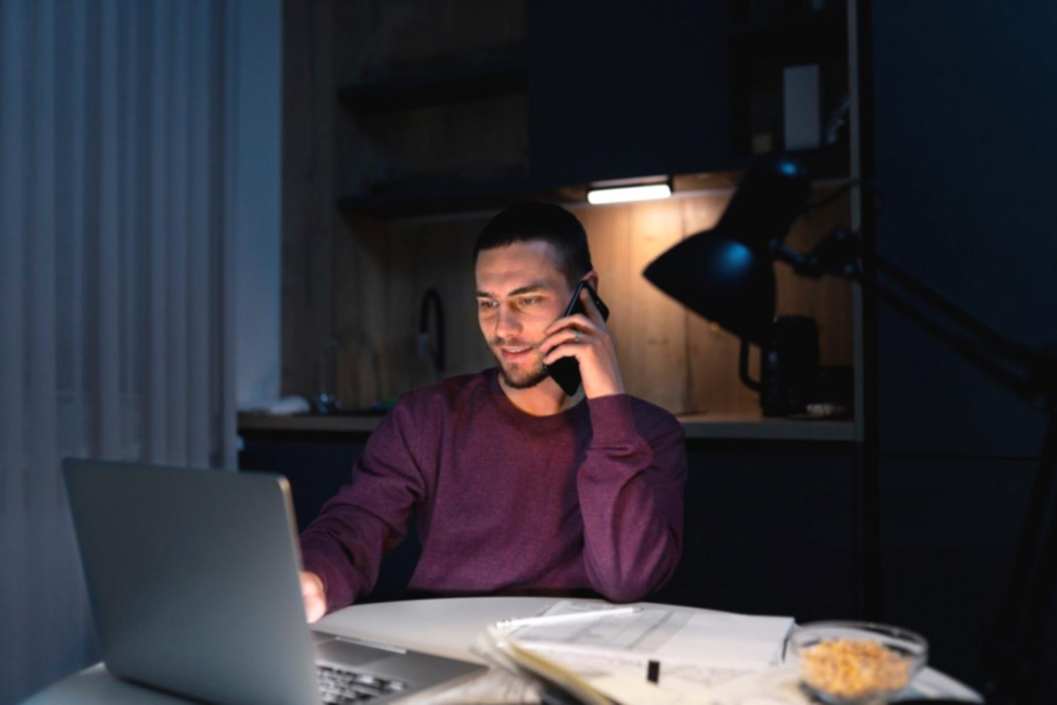 Arbeitsbereich mit Finanzunterlagen und Laptop